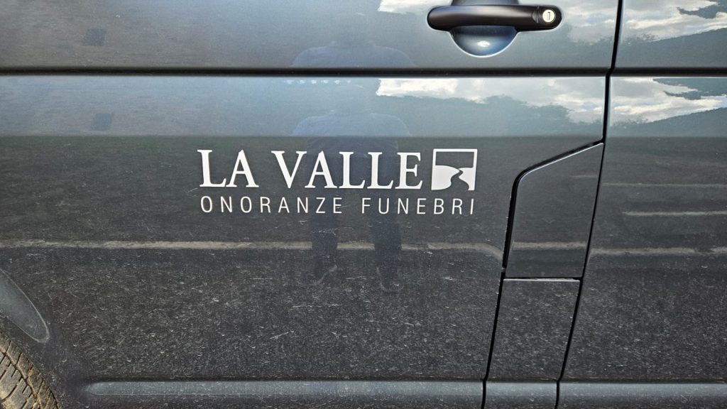 Adesivi prespaziati a Perugia per autoveicoli