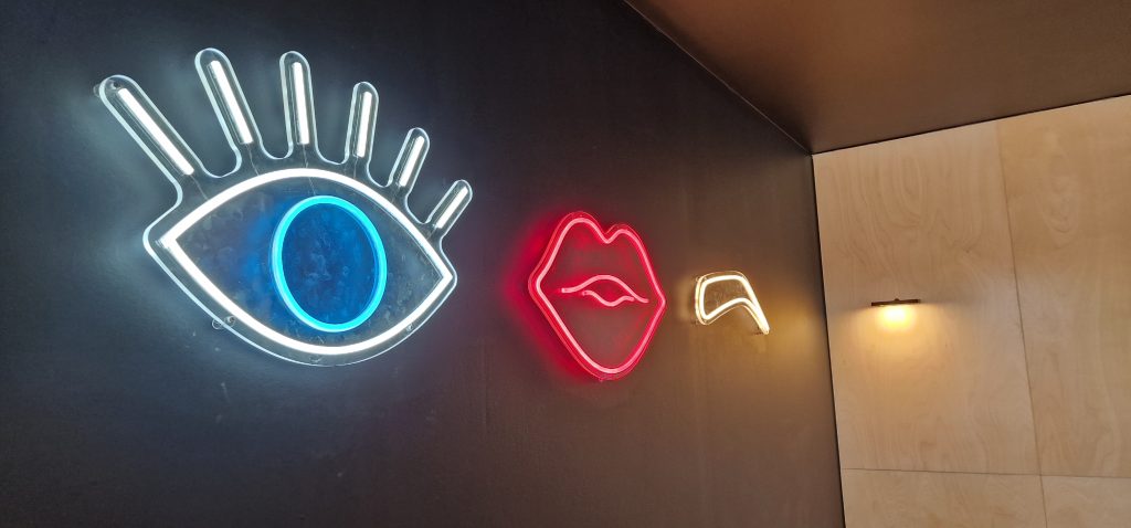 logo aziendale realizzato in filo LED a perugia - pubblicità a perugia
